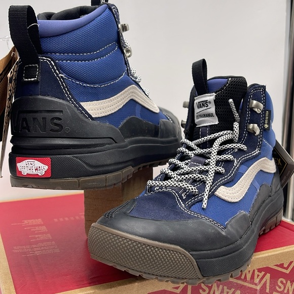 Vans WMNS Ultrarange Exo Hi
Navy/Black
VN0005VANGV
Sneakers - Picture 9 of 16